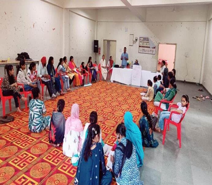 खादी सिलाई मशीन प्रशिक्षण एवं महिला स्वरोजगार
